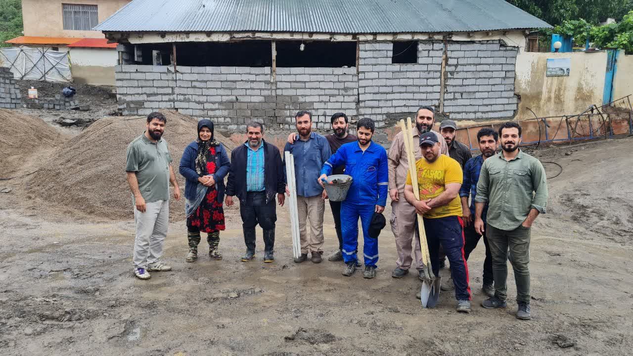 حضور گروه جهادی شهدای سنگرسازان بی سنگر مازندران در روستای سیل زده دهمیان سوادکوه